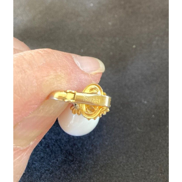 Vintage Crown Trifari Earrings White Dangle Bead with Gold Tone Clip - Picture 4 of 5